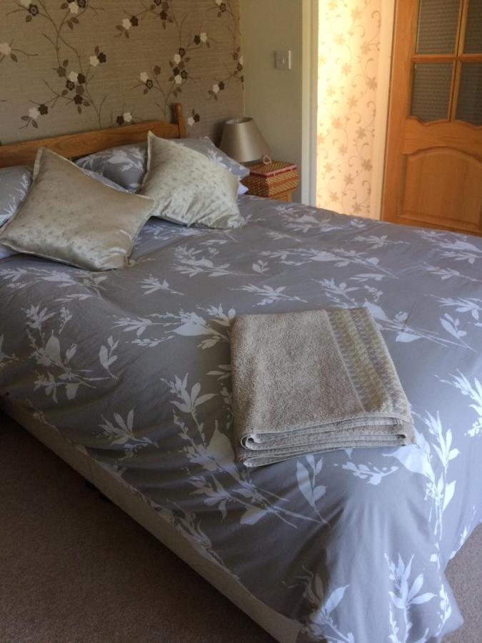 Llyswen Large Bedroom In Top Part Of Bungalow With Garden View And Balcony Sleeps Three Aberystwyth Bagian luar foto